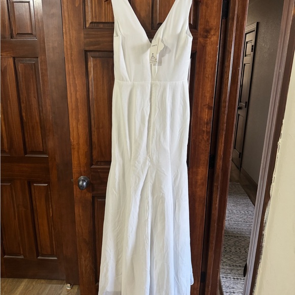 Elegant White Sleeveless Wedding Gown - Picture 3 of 4